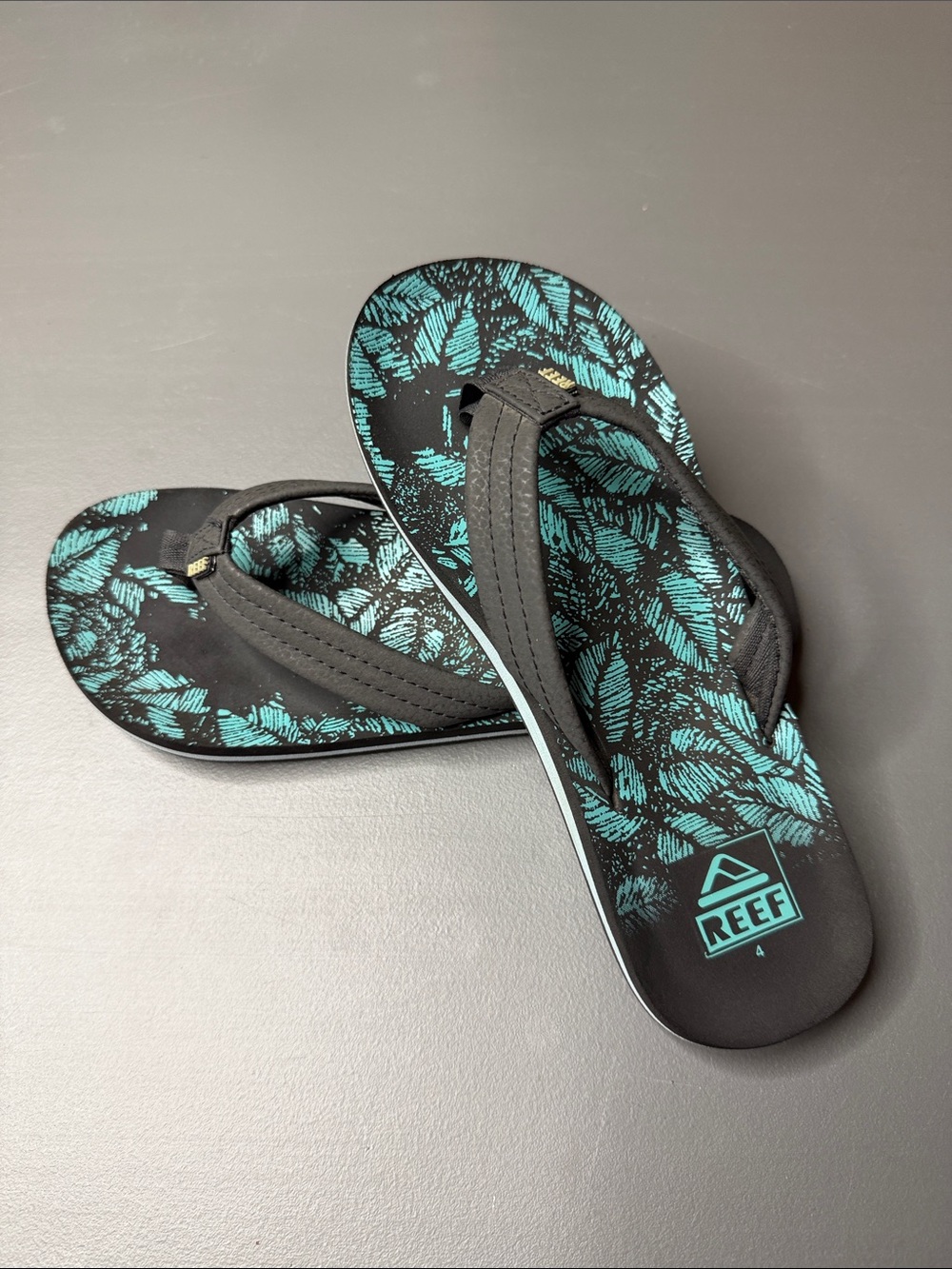 Kid’s Reef Blue & Black Patterned Flip Flops. Size: 4